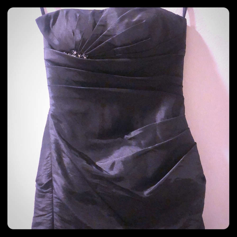 Cute black dress!